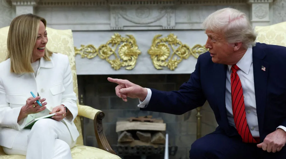 الرئيس الأميركي دونالد ترمب يتحدث مع رئيسة الوزراء الإيطالية جورجيا ميلوني في البيت الأبيض (رويترز)