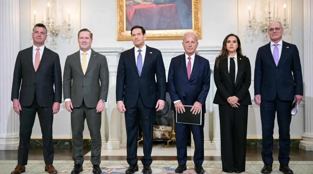 صورة تجمع سفيرة لبنان لدى الولايات المتحدة ندى حمادة معوض، وسفير إسرائيل لدى الولايات المتحدة يحيئيل ليتر، ومستشار وزارة الخارجية الأميركية مايكل نيدهام، وسفير الولايات المتحدة لدى الأمم المتحدة مايك والتز، ووزير الخارجية الأميركي ماركو روبيو، وسفير الولايات المتحدة لدى لبنان ميشال عيسى، قبل اجتماعهم في وزارة الخارجية في العاصمة واشنطن، 14 أبريل 2026 (أ.ف.ب)