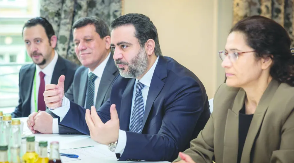 اجتماع وزير الخارجية أسعد الشيباني بعددٍ من أعضاء الكونغرس الأميركي على هامش أعمال «مؤتمر ميونيخ للأمن» بحضور القيادييْن مظلوم عبدي وإلهام أحمد («الخارجية» السورية)