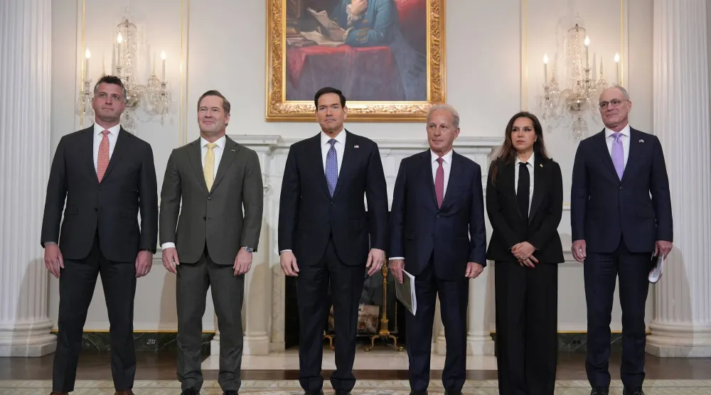 من اليسار المستشار بوزارة الخارجية الأميركية مايكل نيدهام والسفير الأميركي بالأمم المتحدة مايك والتز ووزير الخارجية الأميركي ماركو روبيو وسفير واشنطن لدى لبنان ميشال عيسى والسفيرة اللبنانية لدى واشنطن ندى حمادة معوض والسفير الإسرائيلي لدى واشنطن يحيئيل لايتر خلال صورة تذكارية بوزارة الخارجية الأميركية (أ.ب)