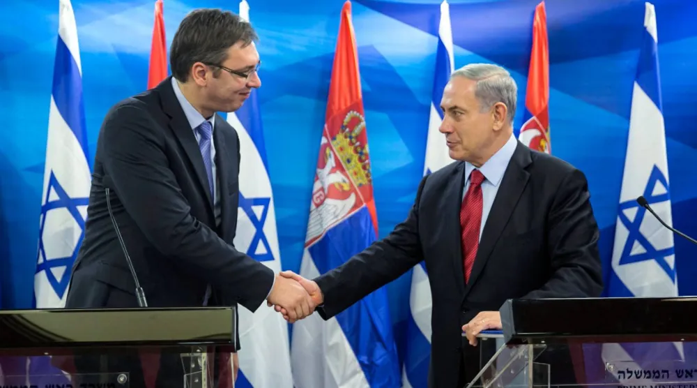 الزعيم الصربي ألكسندر فوتشيتش يصافح رئيس الوزراء الإسرائيلي بنيامين نتنياهو خلال مؤتمر صحافي في القدس (أ.ف.ب - أرشيفية)