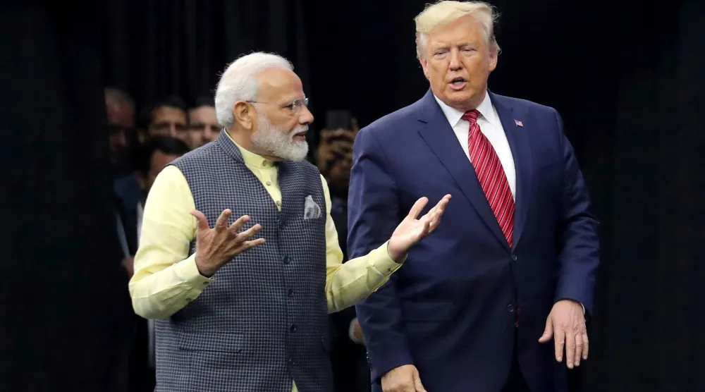 رئيس الوزراء الهندي ناريندرا مودي (يسار) يتحدث إلى الرئيس الأميركي دونالد ترمب (رويترز) 