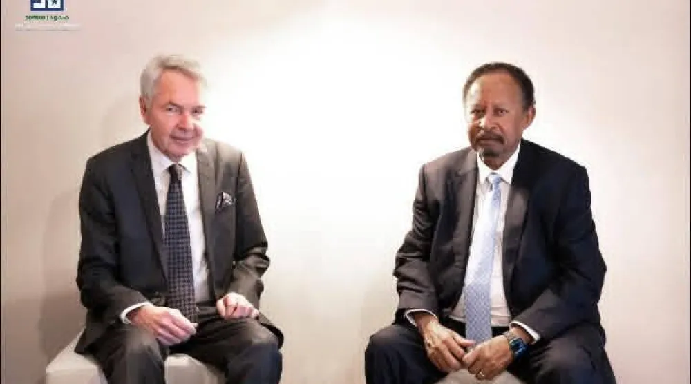 رئيس الوزراء السوداني السابق عبد الله حمدوك يلتقي المبعوث الشخصي للأمين العام للأمم المتحدة في برلين يوم الثلاثاء (تحالف صمود)