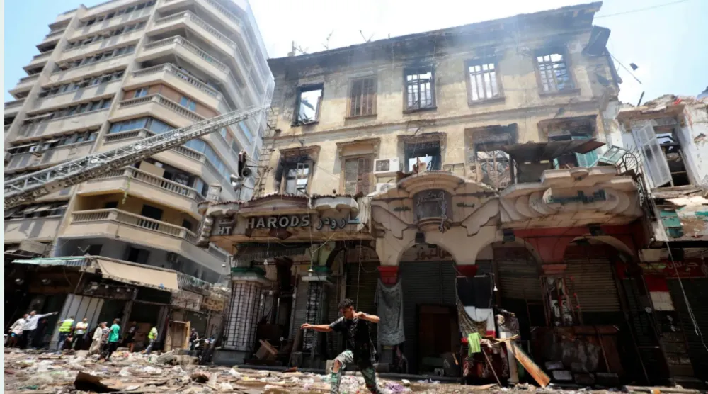  متاجر تضررت إثر حريق شهدته منطقة «الموسكي» بوسط القاهرة في يوليو2024 (رويترز)