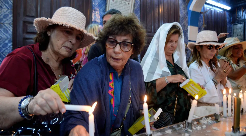 من احتفالات يهود سابقة داخل كنيس الغريبة قبل وقوع الهجوم الإرهابي (أ.ف.ب)