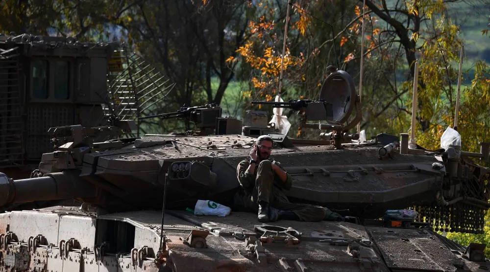 جندي إسرائيلي يجلس على مركبة عسكرية بالقرب من الحدود الإسرائيلية اللبنانية... شمال إسرائيل 13 أبريل 2026 (رويترز)