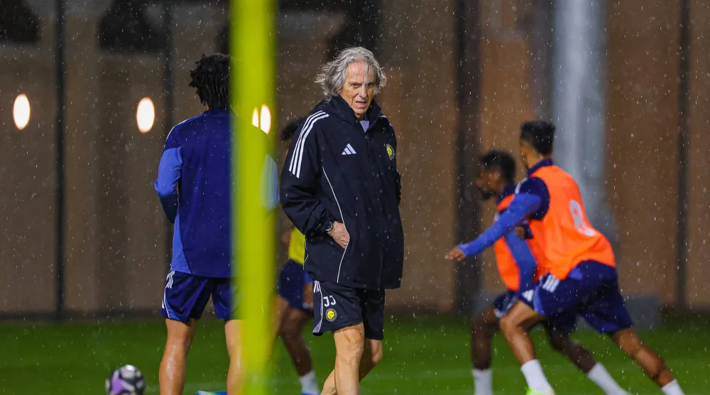 خيسوس خلال قيادته تدريبات النصر الأخيرة (موقع النادي)