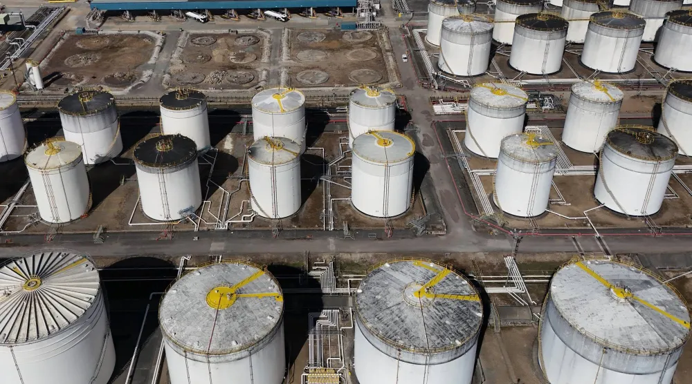 لقطة جوية تُظهر وحدات تخزين النفط والغاز والوقود بمحطة في بريطانيا (إ.ب.أ)
