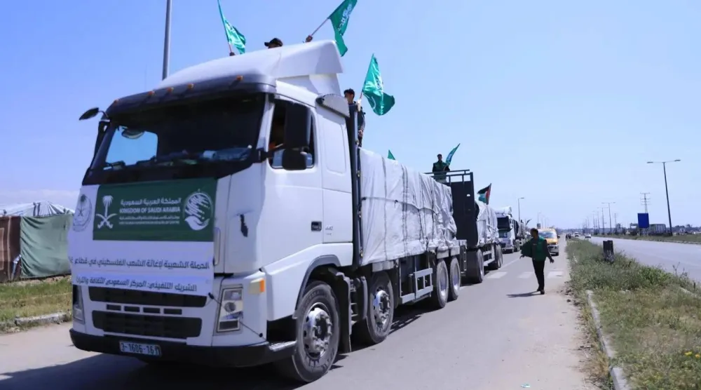 حملت قافلة المساعدات السعودية الجديدة على متنها كميات كبيرة من السلال الغذائية (واس)