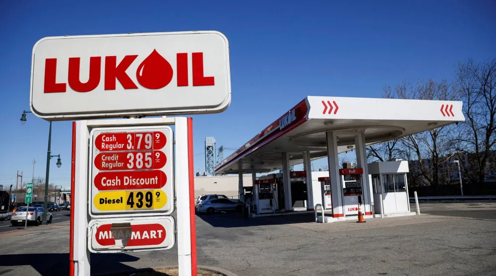 صورة لمحطة وقود تابعة لشركة «لوك أويل» في نيوآرك بولاية نيو جيرسي الأميركية 3 مارس 2022 (رويترز)
