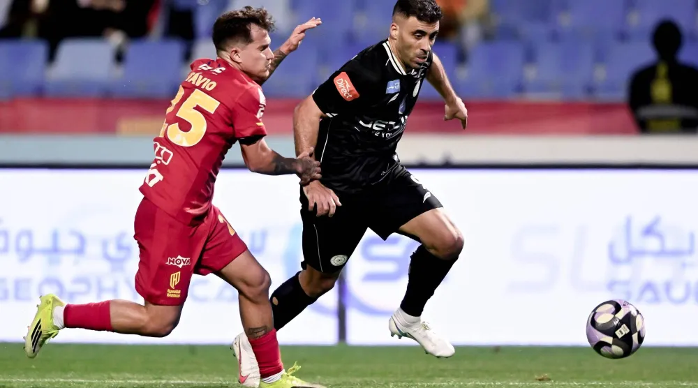 صراع على الكرة بين حمد الله وأوتافيو (نادي الشباب)