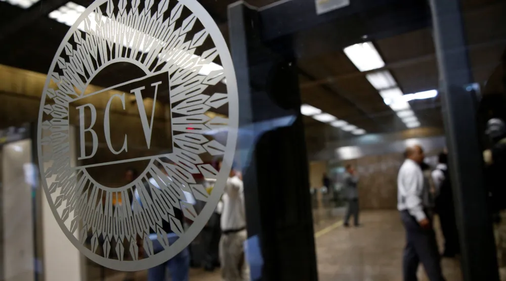 ضباط شرطة وأفراد أمن في مبنى البنك المركزي الفنزويلي في كاراكاس بفنزويلا 20 يونيو 2016 (رويترز)