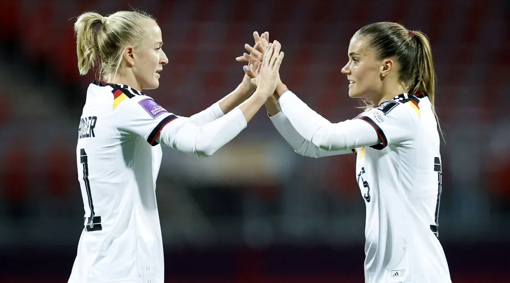 ثنائي سيدات ألمانيا ليا شولر وسيلين اتشريتشي تحتفلان بالفوز على النمسا (رويترز)