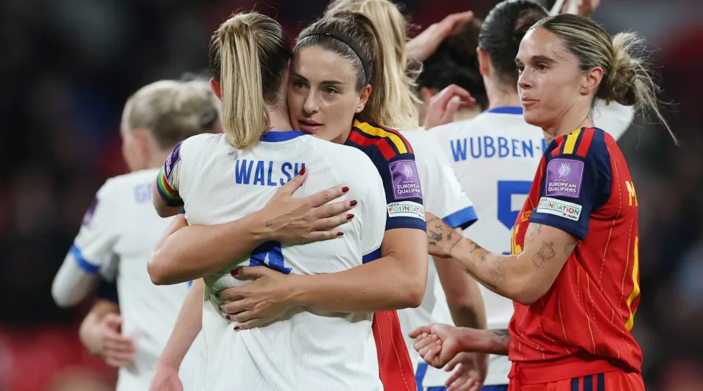 فرحة سيدات إنجلترا بالفوز على إسبانيا في ويمبلي (رويترز)