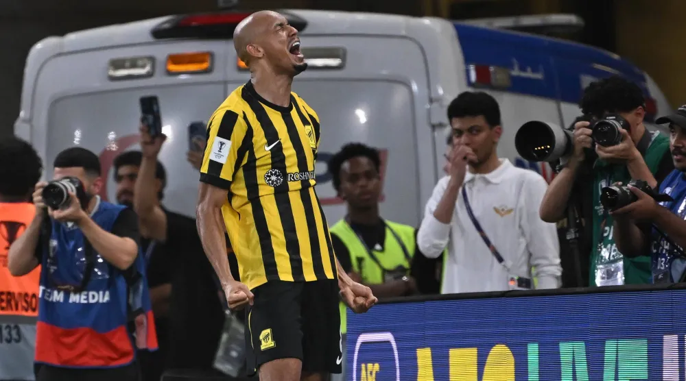 فابينهو محتفلاً بهدف الفوز الثمين على الوحدة (تصوير: علي خمج)