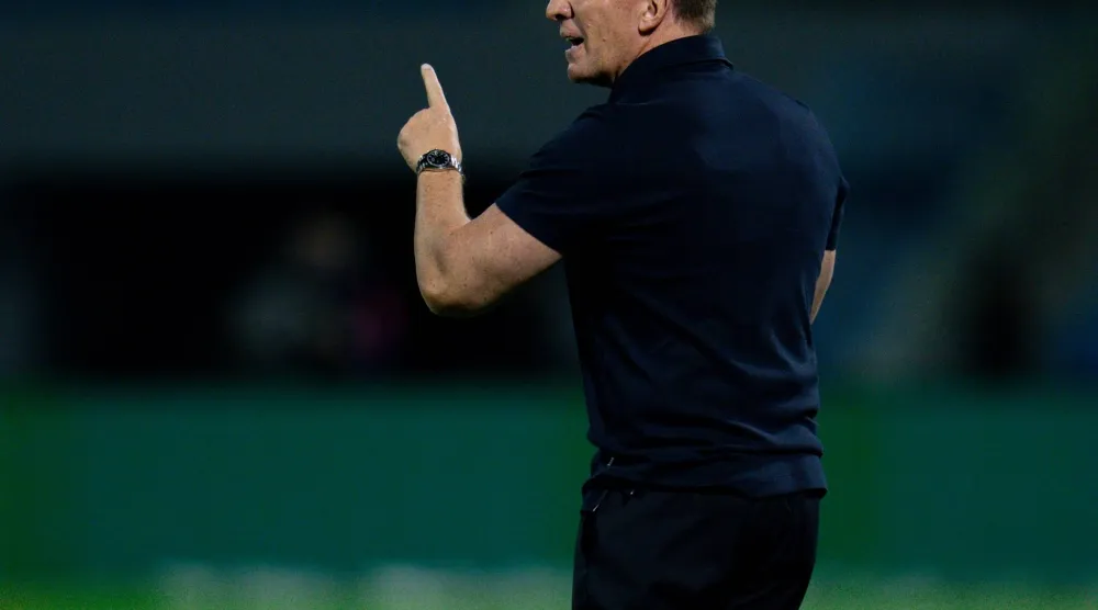 رودجرز يوجه لاعبيه خلال المباراة (نادي القادسية)