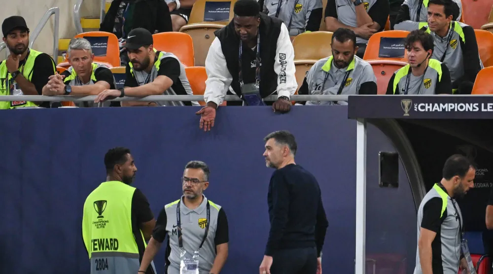 كونسيساو متفاعلا مع أحداث المباراة ويبدو النجم السابق ومستشار رئيس النادي الحالي محمد نور في المدرجات (تصوير: علي خمج)