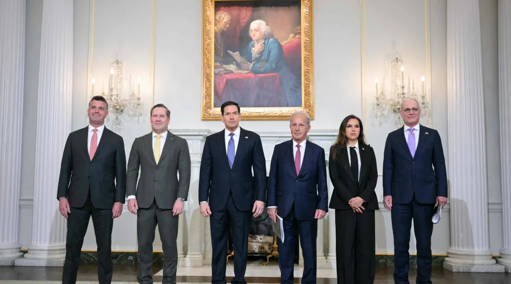 
وزير الخارجية الأميركي لدى استقباله السفيرة اللبنانية والسفير الإسرائيلي (يمين الصورة) في واشنطن أمس (أ.ف.ب)