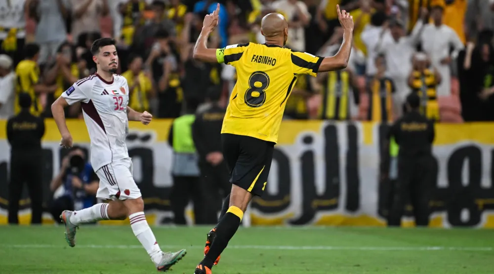 فابينهو ينطلق فرحا بعد الهدف (تصوير: علي خمج)