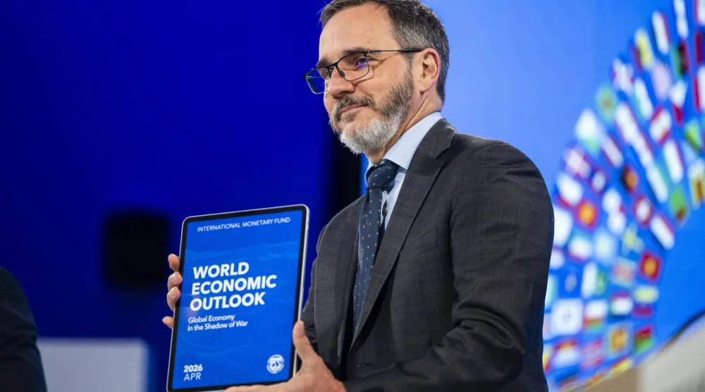 بيير-أوليفييه غورينشاس، المستشار الاقتصادي ومدير إدارة البحوث في صندوق النقد الدولي خلال عرض تقرير "آفاق الاقتصاد العالمي) (إ.ب.أ)