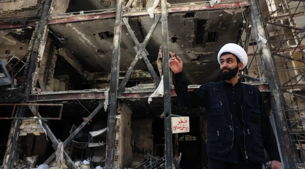 Dün Tahran’da İran ile ABD arasında iki haftalık ateşkesin yürürlüğe girmesinden birkaç gün önce ABD-İsrail hava saldırılarının hedefi olan bir apartmanın önünde gazetecilere açıklamalarda buluanan İranlı bir din adamı (AFP)