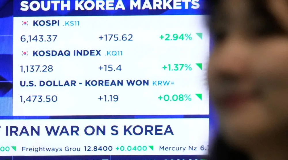 شاشة تعرض مؤشر «كوسبي» وسعر صرف الدولار الأميركي والوون الكوري الجنوبي في سيول (أ.ب)