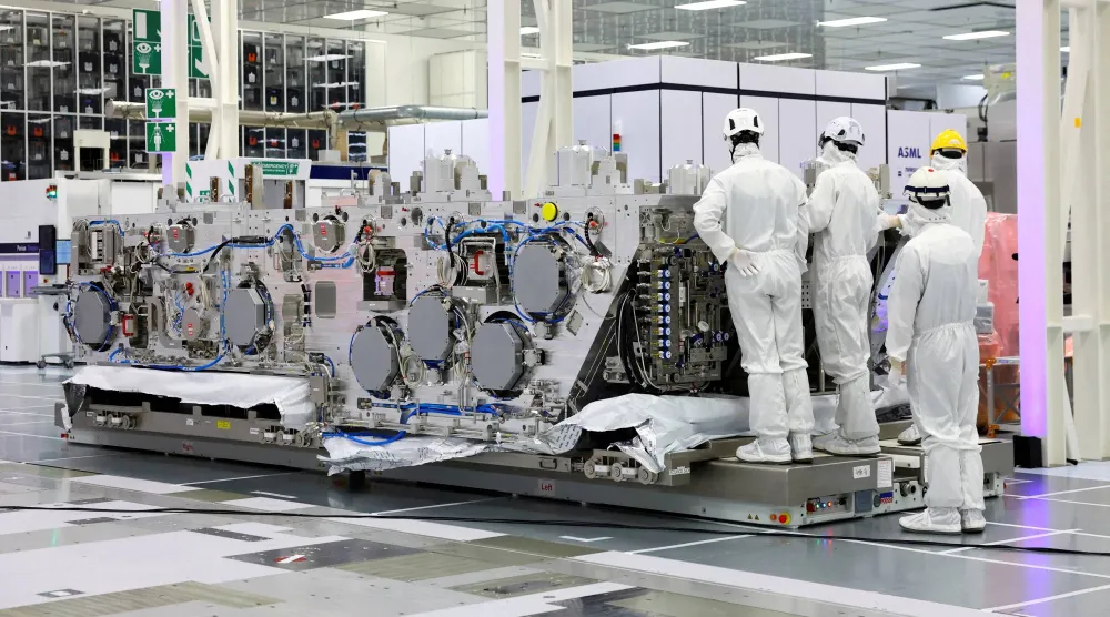 وحدة لجهاز طباعة ضوئية فوق بنفسجية فائقة الدقة من إنتاج «إيه إس إم إل» معروضة في مقر مختبر بحوث الرقائق البلجيكي (رويترز)