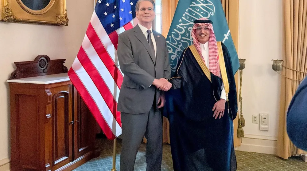 الجدعان وبيسنت يتصافحان بعد توقيع الاتفاقية الضريبية في واشنطن (إكس)