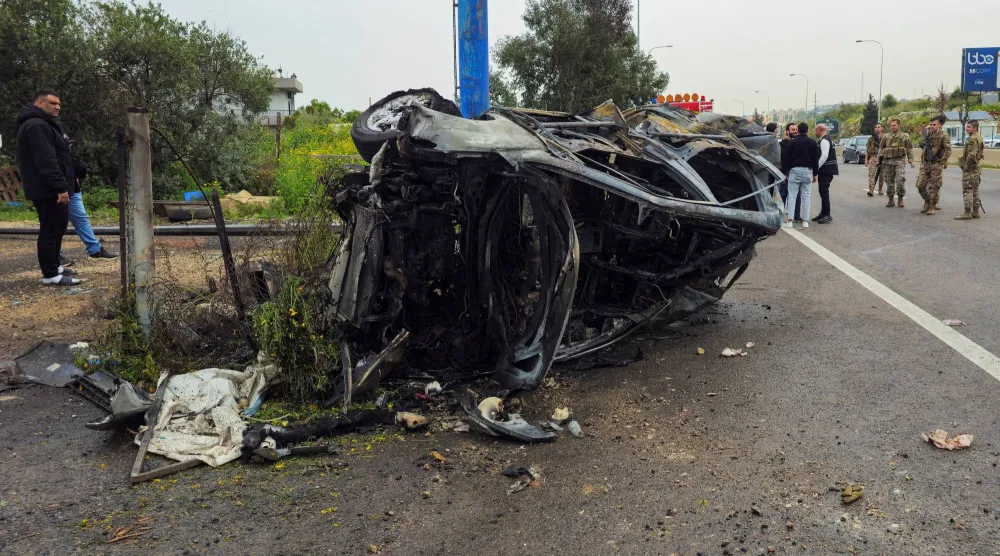 مركبة أصيبت في غارة إسرائيلية في السعديات (رويترز)