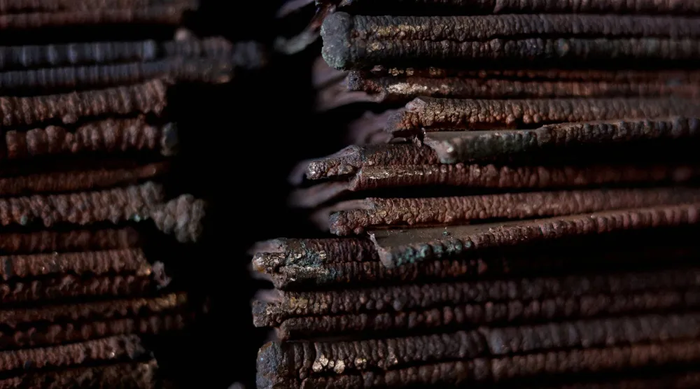 نحاس خام من زامبيا ينتظر التصدير في مستودع بمحطة نيويلن في بايهد داخل ميناء ديربان (رويترز)