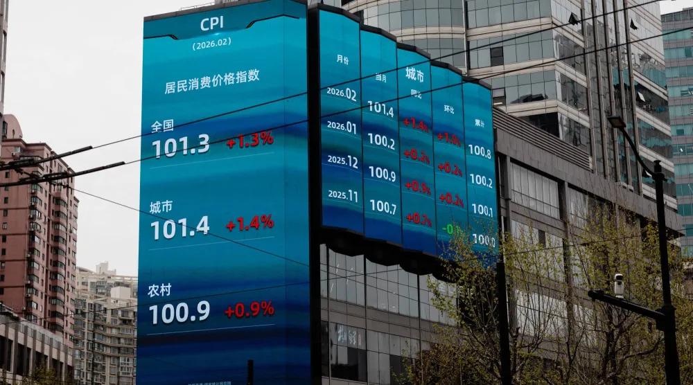 شاشة عملاقة تعرض حركة الأسهم في مدينة شنغهاي الصينية (إ.ب.أ)