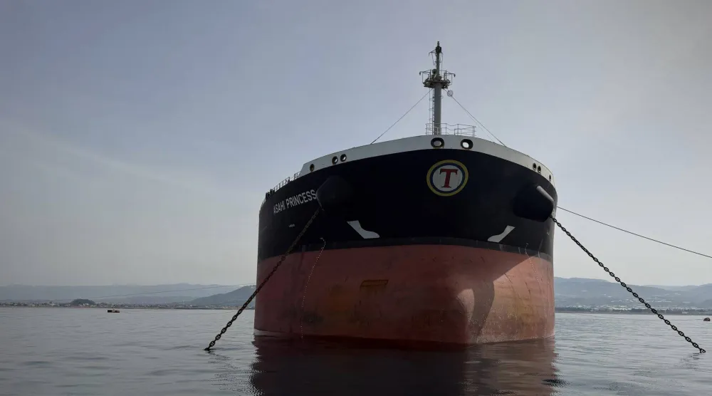 بدأت سوريا تحميل أولى شحنات الوقود العراقي في مصب بانياس تمهيداً لتصديرها (إكس)