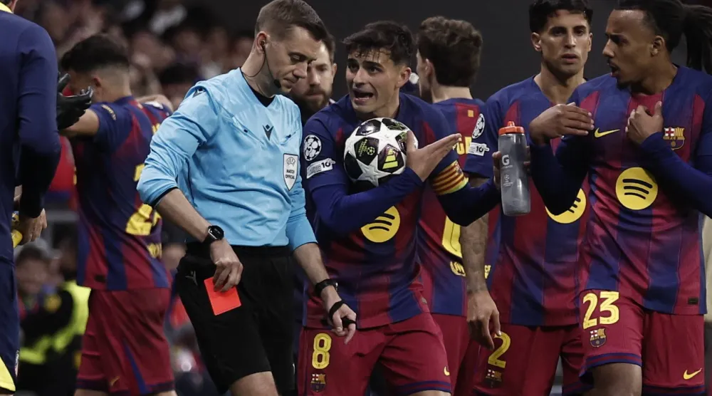 صحيفة «سبورت» الكاتالونية تصدّرت المشهد بعنوان «فضيحة تحكيمية تُقصي برشلونة» (إ.ب.أ)