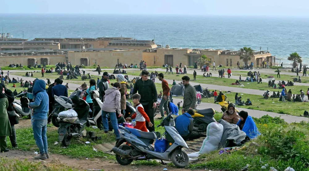 أشخاص فروا من الضاحية الجنوبية لبيروت بسبب الحرب يلجأون إلى شاطئ في بيروت... 9 أبريل 2026 (أ.ف.ب)