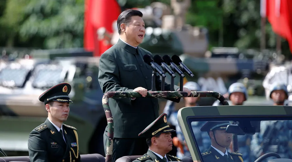 الرئيس الصيني شي جينبينغ يتفقد قوات الجيش (رويترز)