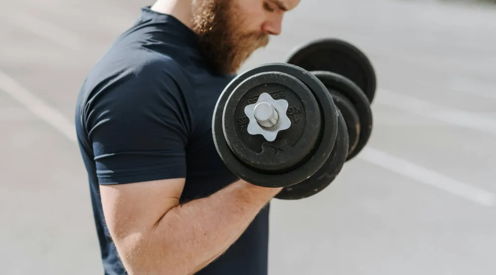 ممارسة التمارين الرياضية قد تساعد في رفع مستويات التستوستيرون وتحسين التوازن الهرموني (بيكسلز)