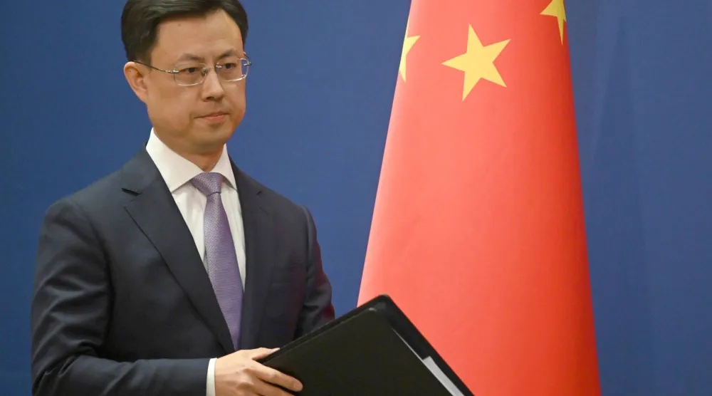 غوو جياكون المتحدث باسم وزارة الخارجية الصينية يتحدث إلى الصحافيين في بكين 13 أبريل 2026 (د.ب.أ)