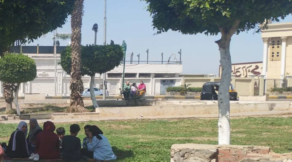 عائلات مصرية تفترش مساحات خضراء في القاهرة (حي غرب شبرا الخيمة)