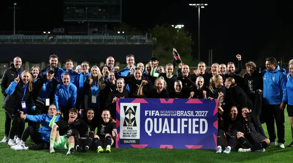 لاعبات منتخب نيوزيلندا يحتفلن ببطاقة التأهل (فيفا)