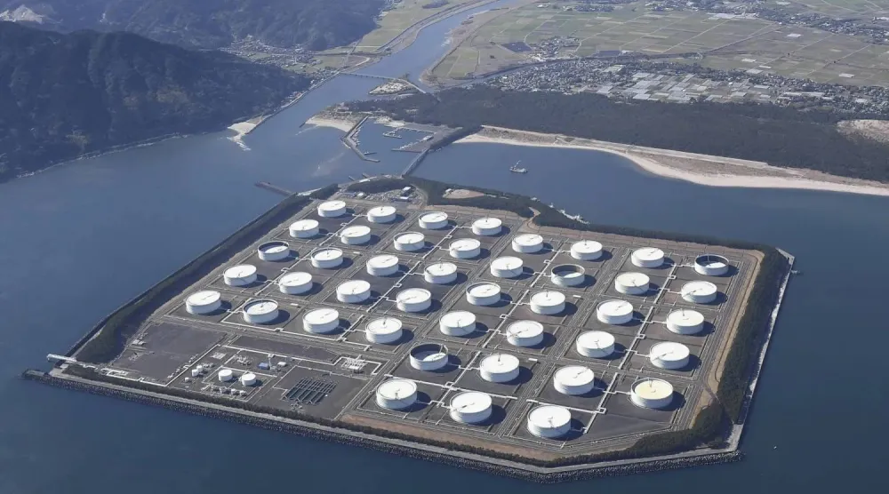 صهاريج لتخزين النفط في شيبوشي بمحافظة كاغوشيما اليابانية (رويترز)