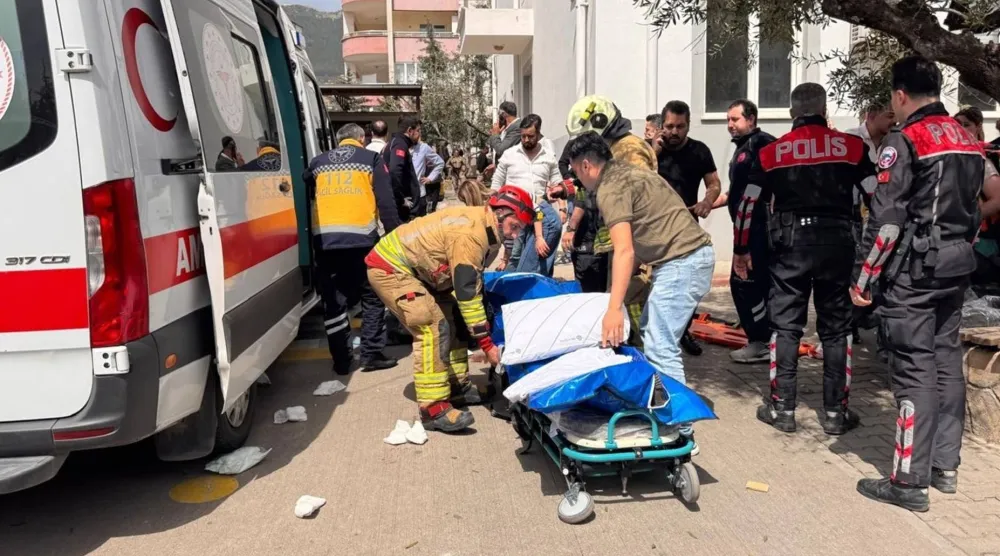 مسعفون ينقلون القتلى والمصابين في هجوم على مدرسة في كهرمان ماراش بجنوب تركيا وسط انتشار للشرطة (إعلام تركي)