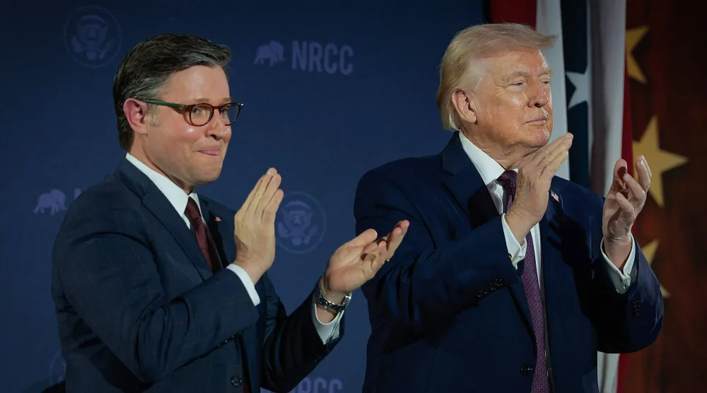 ترمب ورئيس مجلس النواب مايك جونسون في عشاء للجنة الوطنية الجمهورية للكونغرس 25 مارس 2026 (أ.ب)