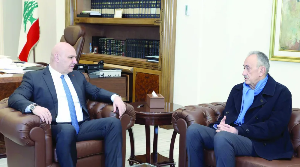 الرئيس عون مجتمعاً مع رئيس الوفد اللبناني في لجنة «الميكانيزم» السفير سيمون كرم الذي سيترأس الوفد الذي سيتولى المفاوضات المباشرة مع إسرائيل (أرشيفية - الرئاسة اللبنانية)