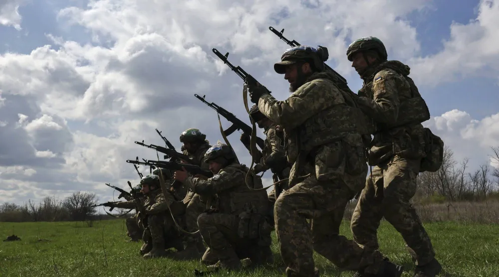 مجندون أوكرانيون من «اللواء الآلي المنفصل 65» وهم يتدربون قبل التوجه إلى الخطوط الأمامية في موقع غير معلن بمنطقة زابوريجيا بأوكرانيا يوم 8 أبريل 2026 (إ.ب.أ)