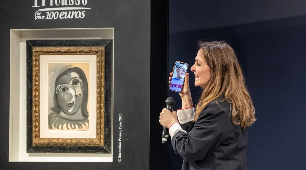 لعبة حظّ تتحوَّل إلى لقاء مع الفنّ الخالد (إ.ب.أ)