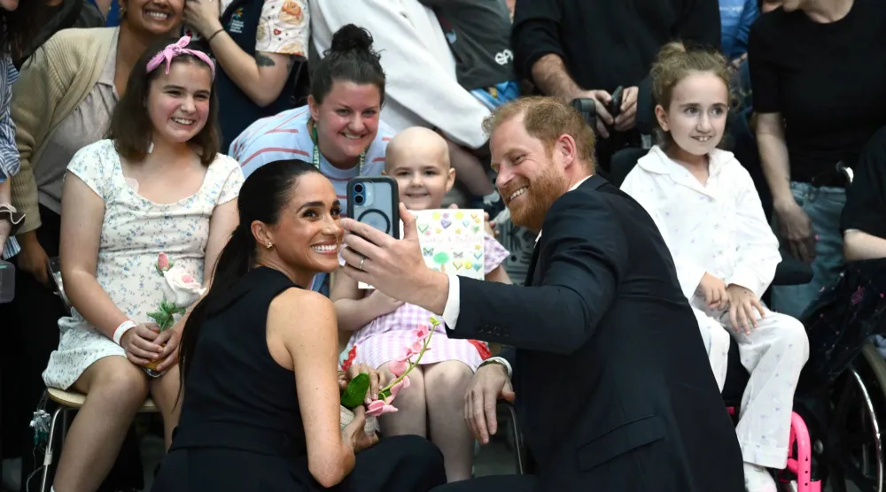 جولة لمستشفى أطفال في اليوم الأول من جولة ميغان والأمير هاري الأسترالية (إ.ب.أ)