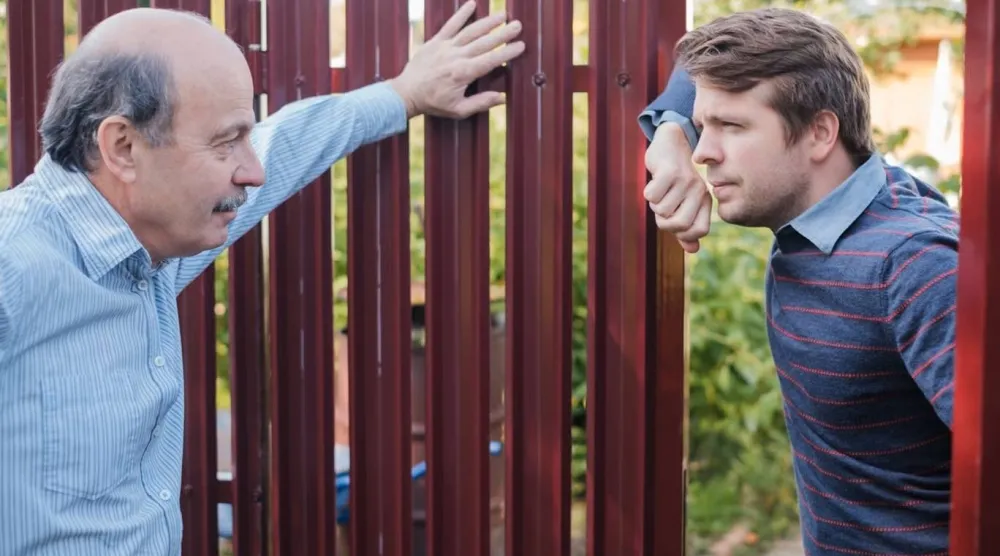 من حديث خفيف... تنبت علاقة (آي ستوك)