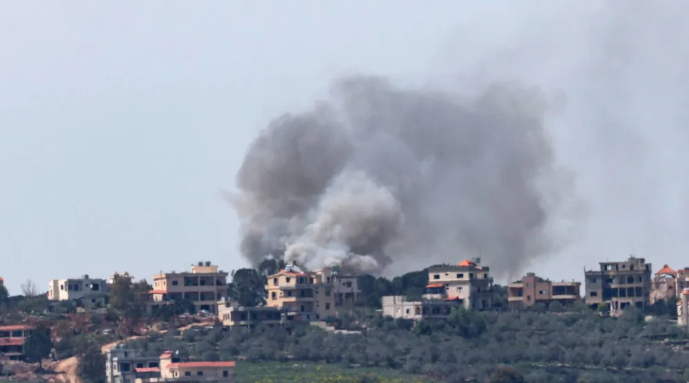 تصاعد الدخان جراء غارات إسرائيلية على جنوب لبنان (إ.ب.أ)