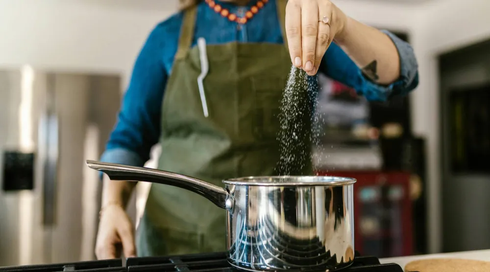 استبدال بدائل أقل في الصوديوم بالملح العادي يُسهم في خفض ضغط الدم (بيكسلز)