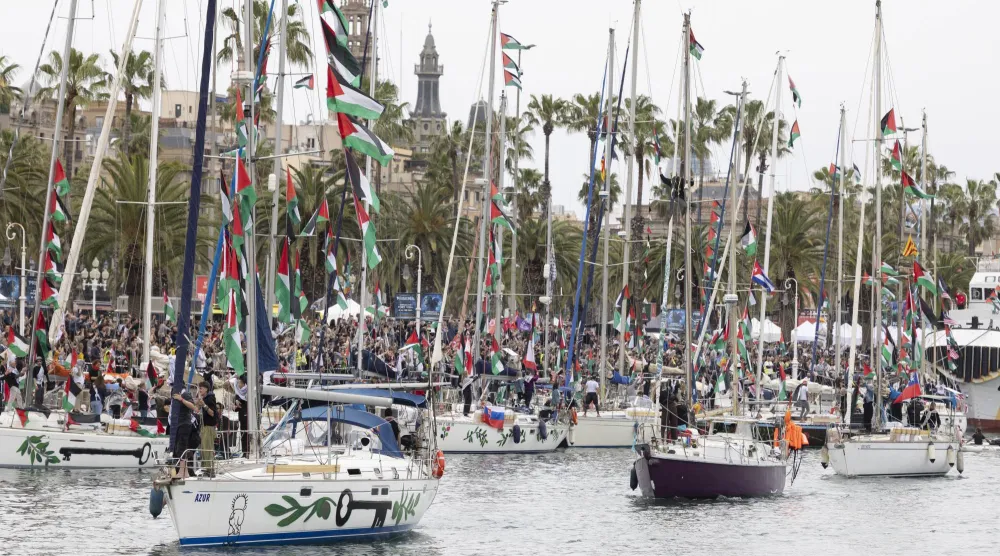 تستعد سفن أسطول الصمود العالمي للمغادرة إلى غزة من ميناء برشلونة (إ.ب.أ)